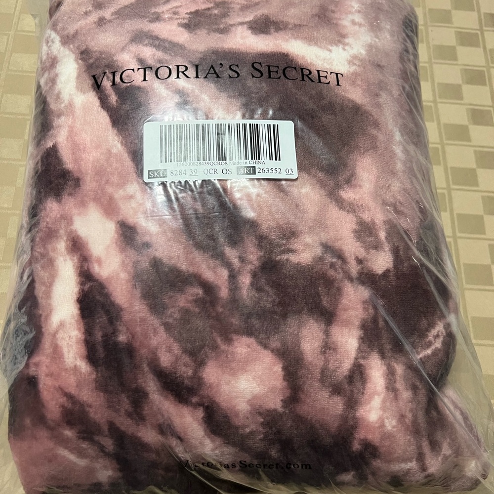 NEW Victoria's Secret Pink Purple‎ Sherpa Blanket Throw Spiral Tie Dye 50” X 60”